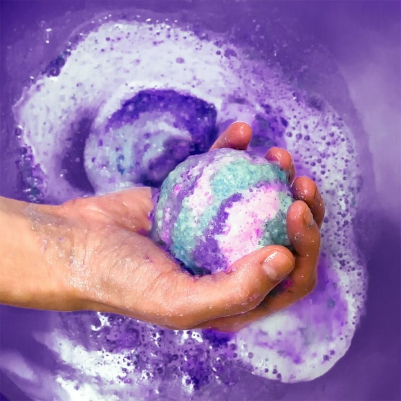 YOUniverse D.I.Y. Mix and Mold Galactic Bath Bombs - Picture 3 of 5